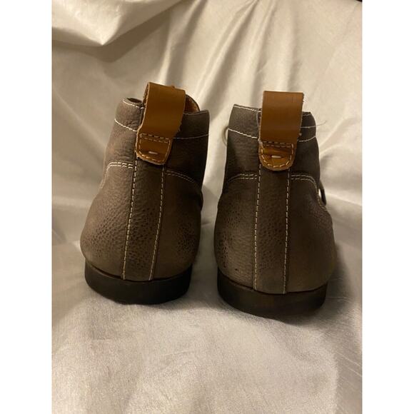 GENTLE SOULS Taupe Gray Brown Kenneth Cole Albert Chukka Mens 9.5 Ankle Boots - Picture 3 of 7